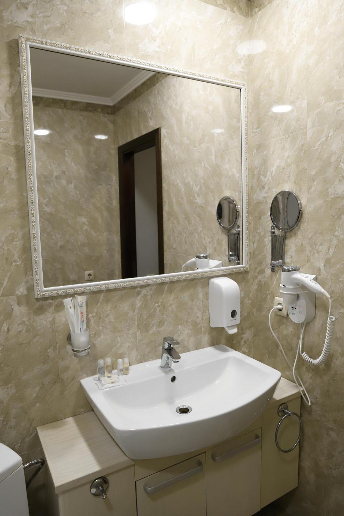 Sapsan Hotel Ternopil Ngoại thất bức ảnh